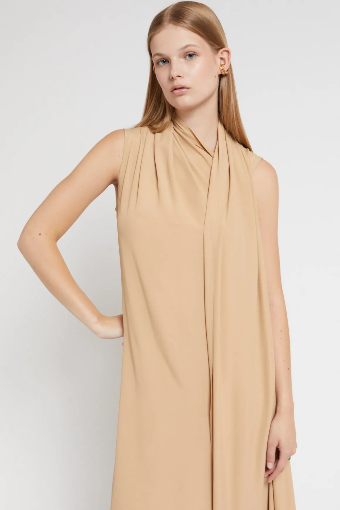 Mittellanges Kleid mit Schärpe