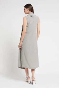 Mittellanges Kleid mit Schärpe