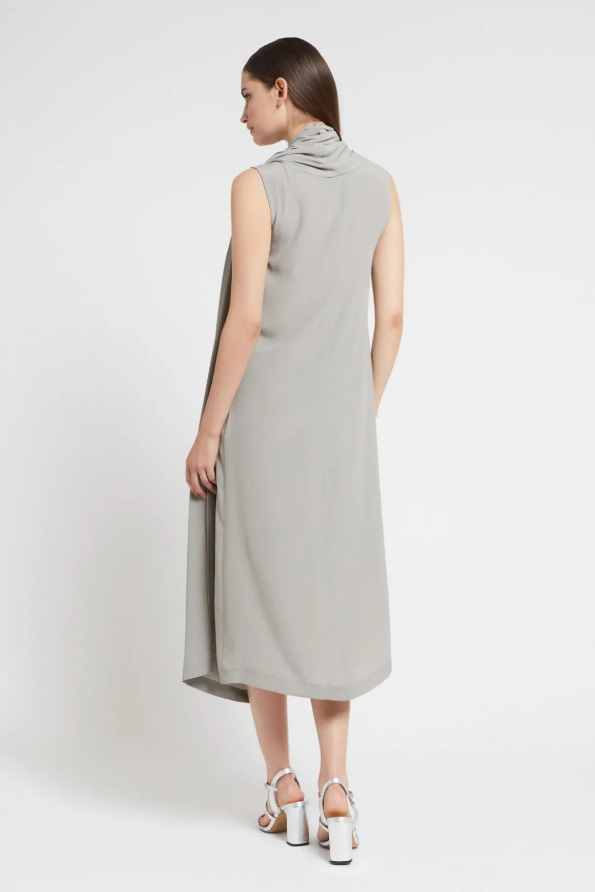 Mittellanges Kleid mit Schärpe