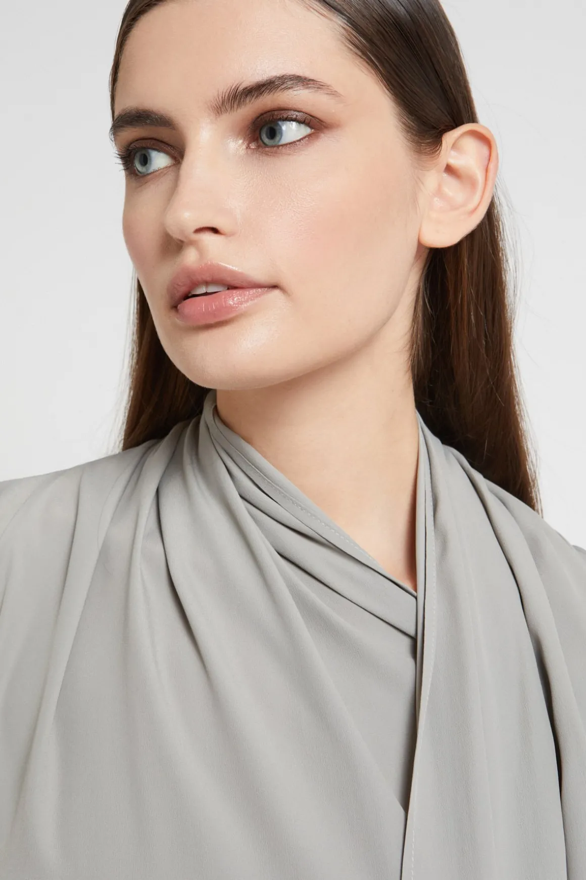 Mittellanges Kleid mit Schärpe
