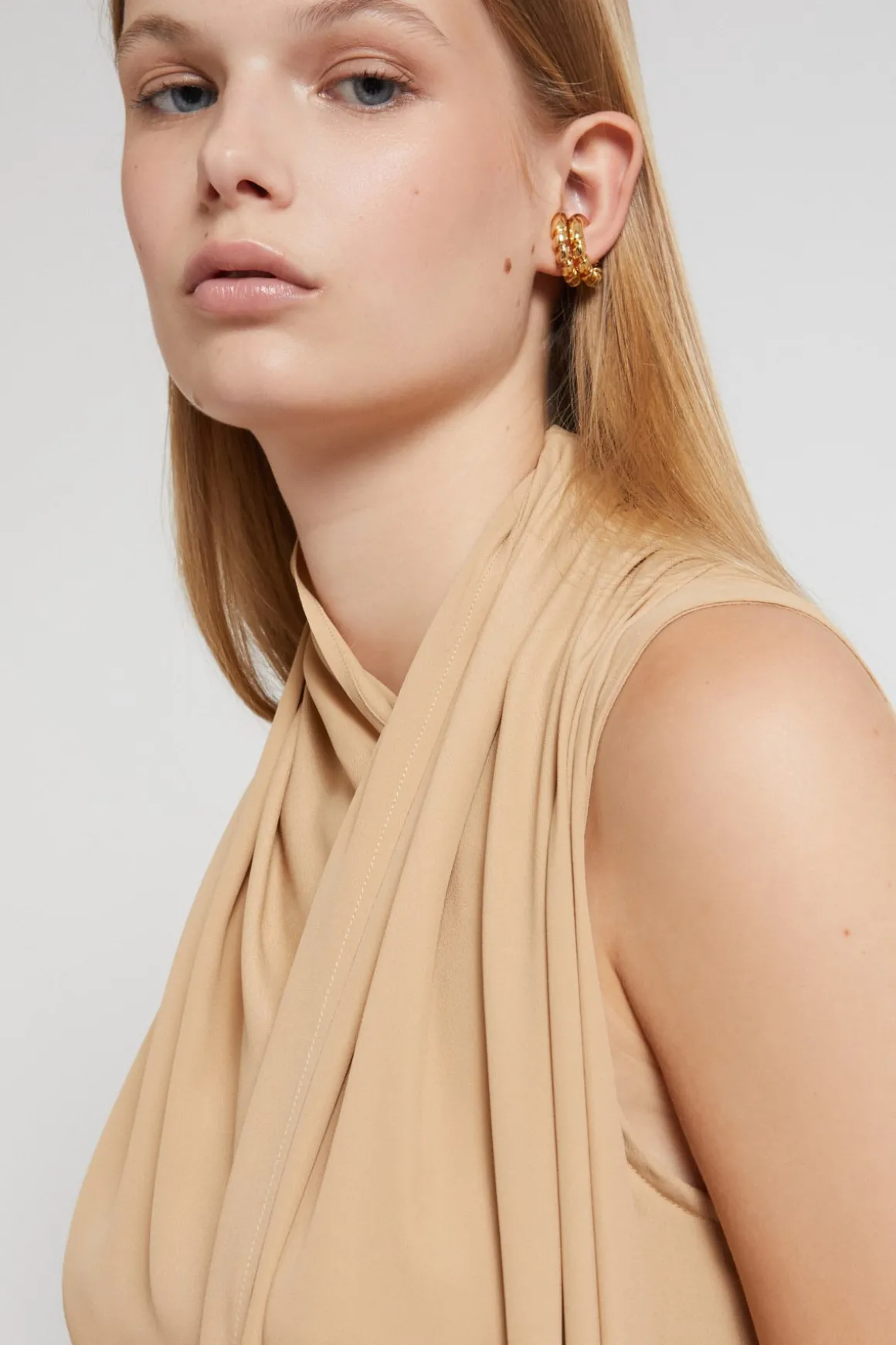 Mittellanges Kleid mit Schärpe
