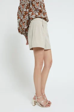 Shorts mit eingearbeiteten Falten