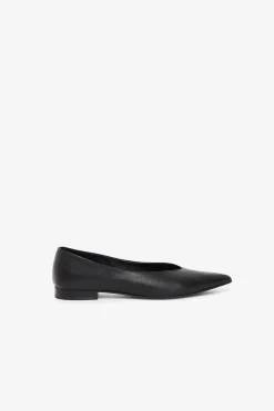 Spitze Ballerinas aus Leder