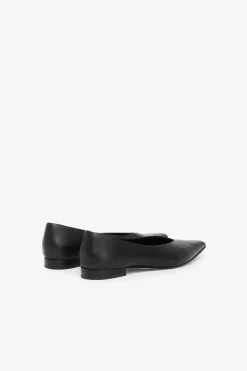 Spitze Ballerinas aus Leder