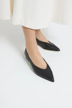 Spitze Ballerinas aus Leder