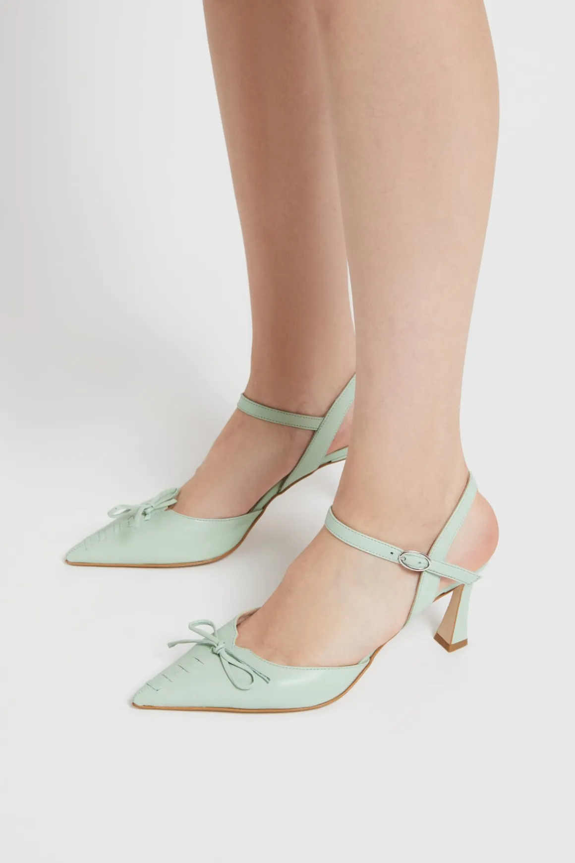 Spitze Dekolleté-Slingbacks aus Leder