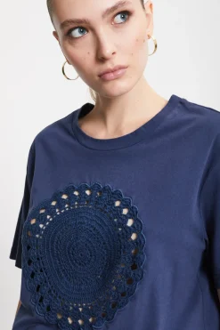 T-Shirt mit Häkelapplikation