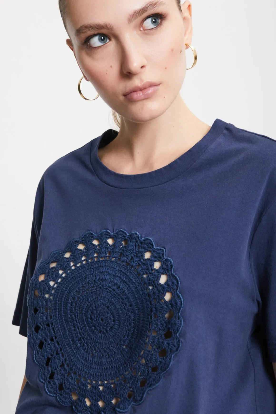 T-Shirt mit Häkelapplikation