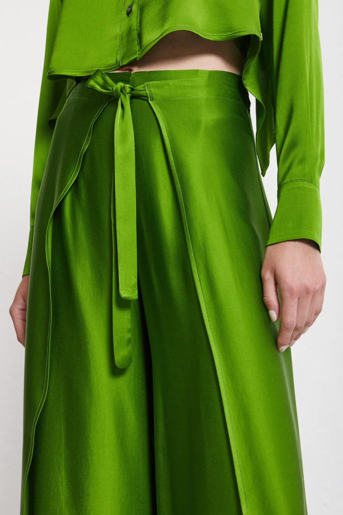 Viskosehose im Pareo-Stil