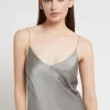 Viskosekleid im Unterkleidstil